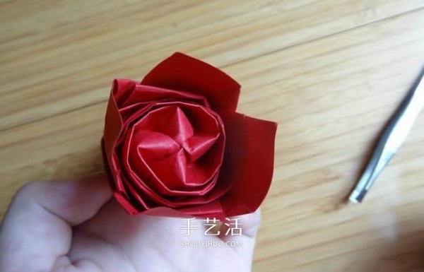 Represents beauty and love! Step by step illustration of handmade origami roses