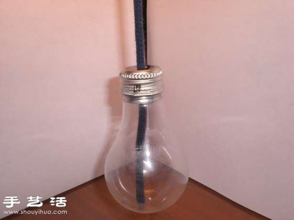 Use DIY to make small romantic oil lamps from waste incandescent light bulbs