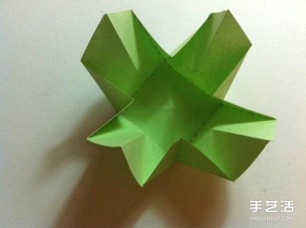 A piece of paper to fold a four-leaf clover, an illustration of the steps to fold a creative four-leaf clover