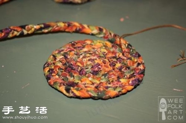 Old clothes are transformed into waste products and DIY beautiful coasters/bowl mats