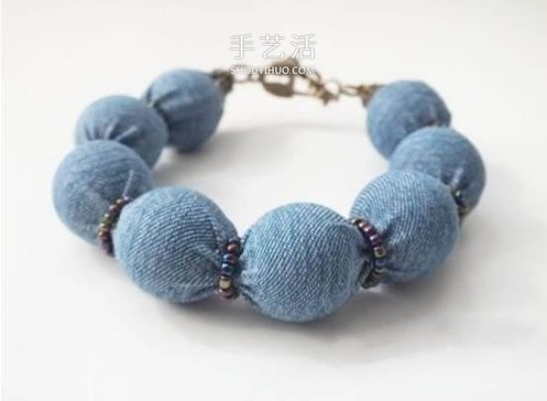 DIY method of bead-wrapped bracelet with illustrations of how to transform denim into an easy-matching bracelet