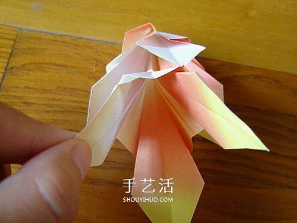 A piece of paper to fold a lily, a simple and beautiful lily origami