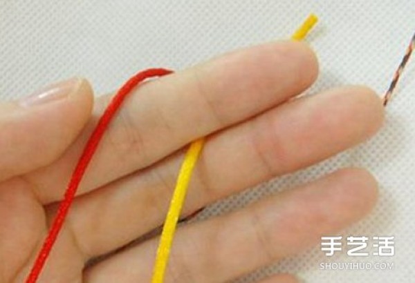 The braiding method of a two-color ring illustrates the simple method of braiding a ring with two strands of rope