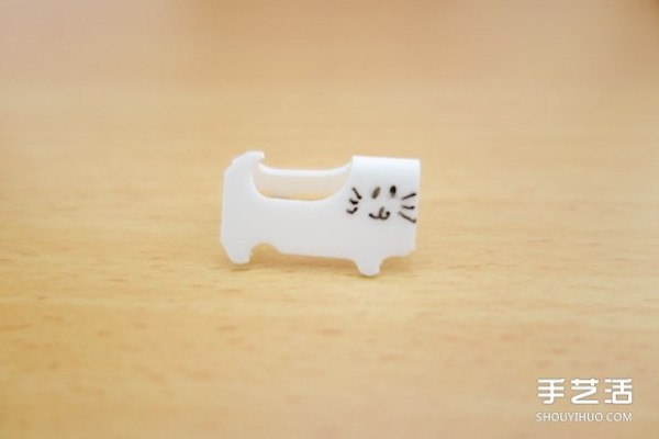 Use waste plastic bag clips from bread bags to make cute cats with DIY