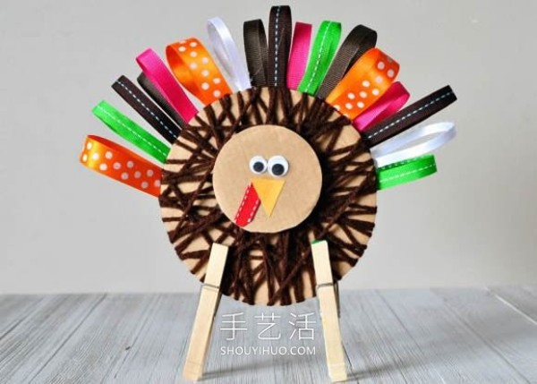 A simple tutorial on how to make a turkey from corrugated cardboard