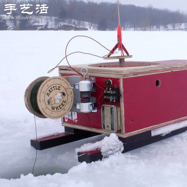 DIY winter fishing artifact that automatically emits fireworks when fish are hooked