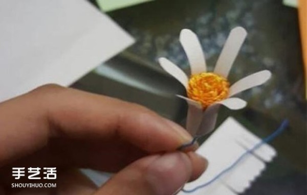 Little daisy handmade tutorial with illustrations of how to make paper daisies