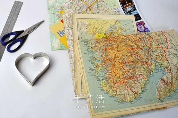 Tutorial on how to make a Valentines Day love gift bag by hand using an old map