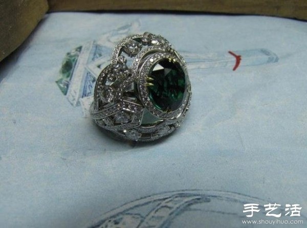 The hand-making process of emerald ring