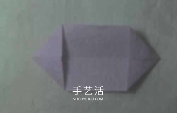 The origami method of praying lotus illustrates the folding steps of a simple lotus