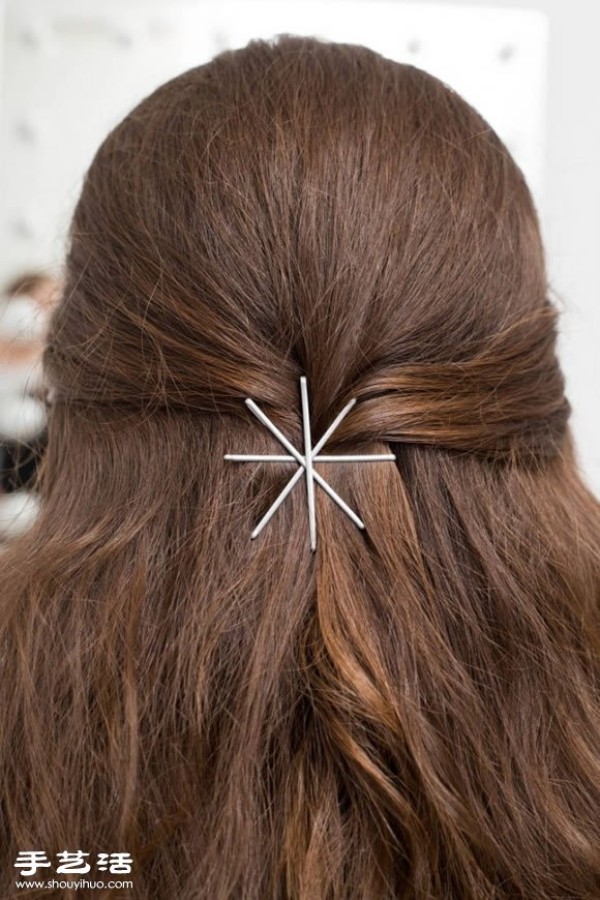 Hairpins can also create new tricks and 15 pretty hairstyles can be easily completed