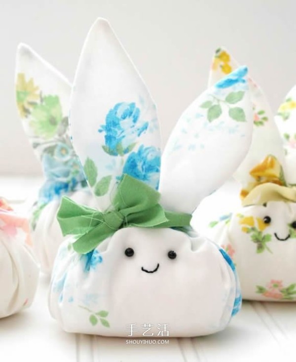 Illustration of how to make cute roly-poly rabbits by hand using non-woven fabrics