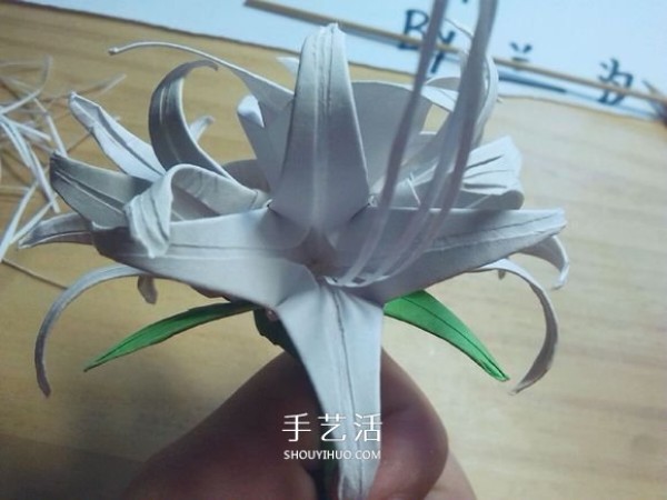 Illustration of folding method of Mandala flower, how to fold white Bana flower by hand