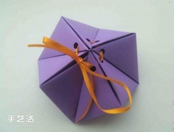 Illustration of the folding method of a small geometric gift box and the steps of hand-made origami candy box