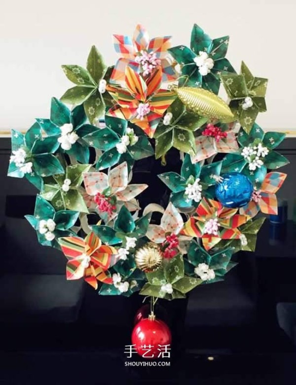 Use waste paper tubes and paper flowers to make beautiful Christmas wreaths