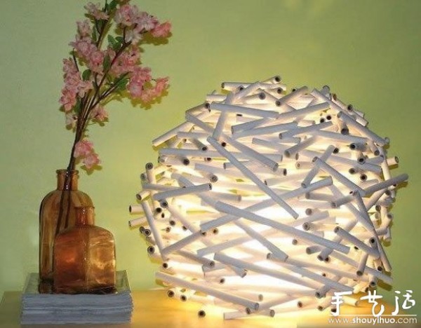 Tutorial on how to make a beautiful handmade DIY table lamp on old newspapers