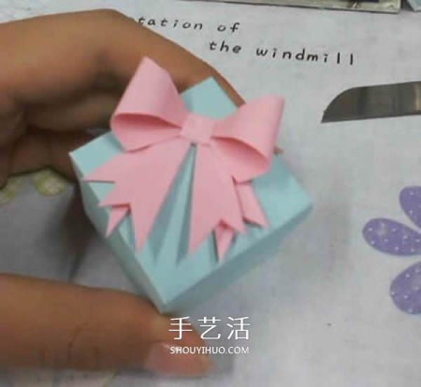 The folding method of the square packaging box with lid also includes the bow tie on the lid