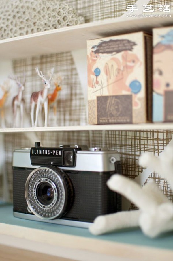 Abandoned drawers are simply transformed into handmade hanging storage cabinets