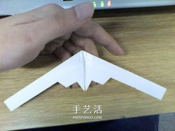 B-2 bomber folding diagram illustrates the method of origami stealth bomber