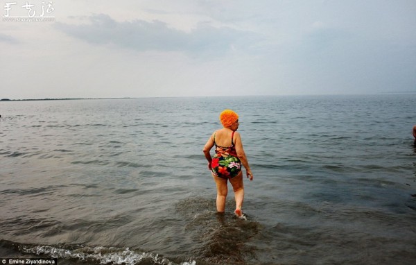 Female photographer visits the Russian ghetto in New York