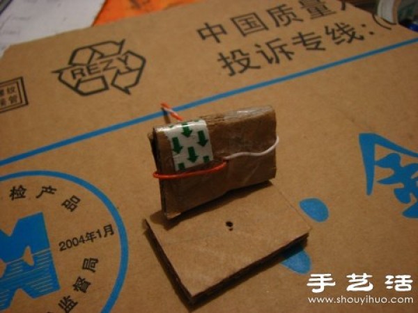 Illustration of using waste cartons to make a trash can by hand