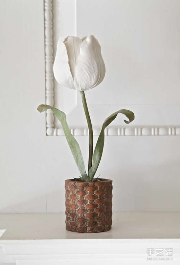 The elegant and simple porcelain flower sculpture shows the colorful world of flowers