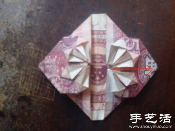 Illustrated tutorial on how to fold paper money