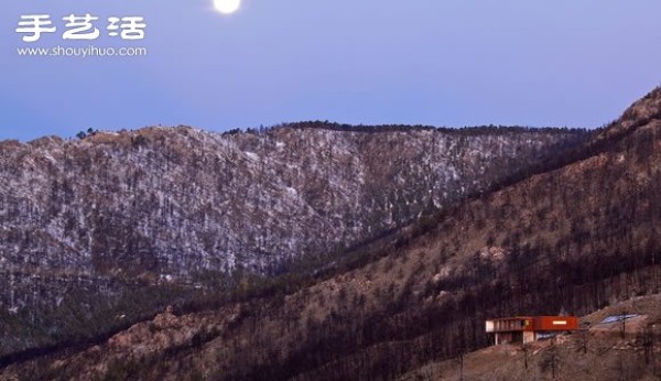 The rocky valley villa in the western United States enjoys the feeling of being covered by the blue sky