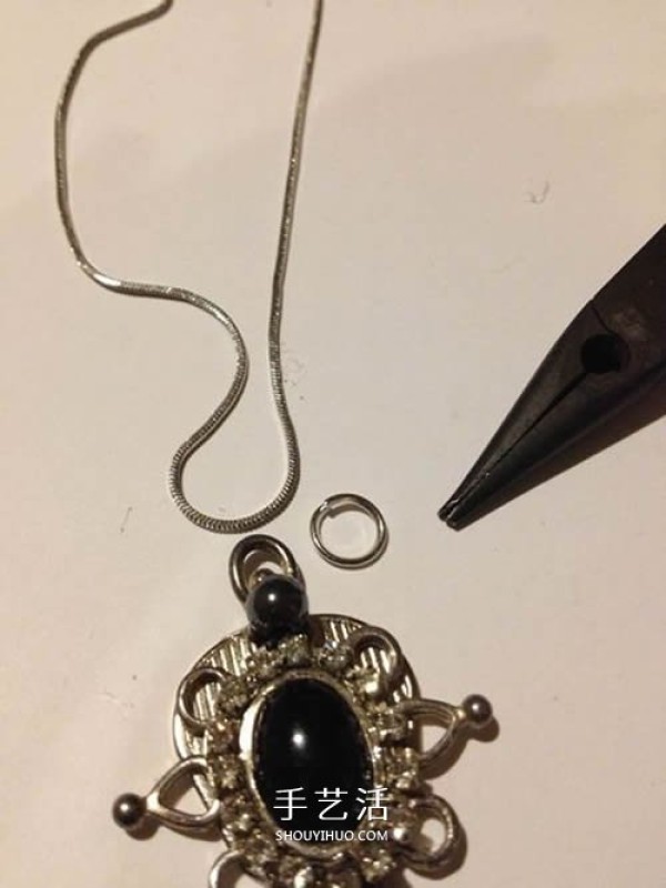 Tutorial on how to make a pendant and key necklace using discarded keys