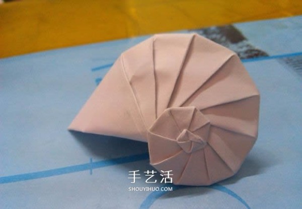 A simple nautilus folding method and an illustration origami ocean shell biology tutorial