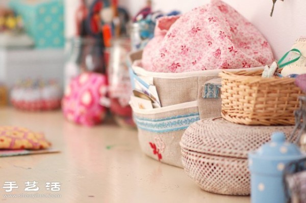 The warm home decorated by German girls with their own hands