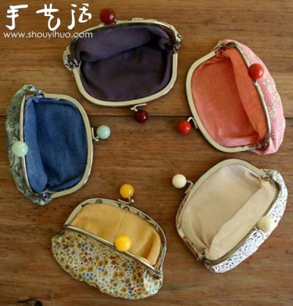 Japanese and Korean style gold coin purse production