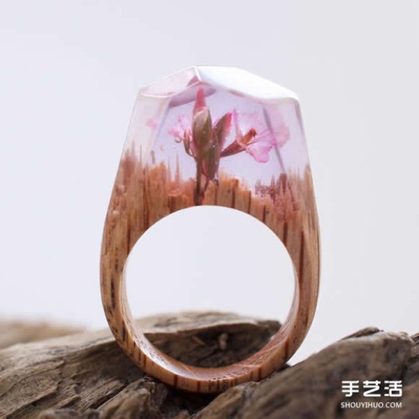 The handmade wooden ring hiding the mysterious and majestic scenery makes people unable to let their eyes leave