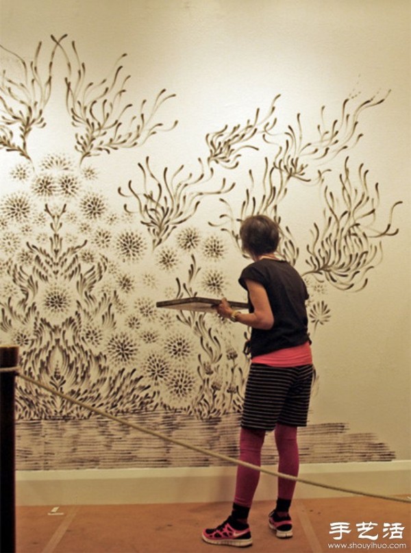 Fingers draw exquisite murals