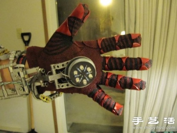 Iron Man fans DIY realistic armor that folds into a suitcase