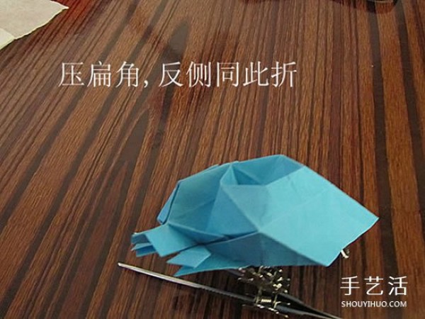 The origami method of the skull illustrates the process of folding the skull