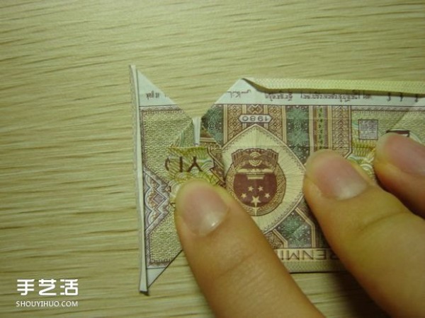 Paper money origami camera illustration and a detailed explanation of how to fold a dollar bill into a camera