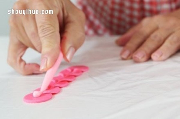 Illustrated tutorial on how to make roses with ultra-light clay