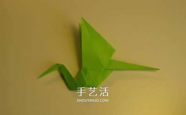 Step-by-step diagrams of hand-made origami pterosaurs. Illustrated process of folding pterosaurs