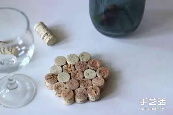 How to use red wine bottle cork waste to make coasters and plate mats by hand