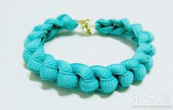 Tutorial for making a small fresh bracelet hand-woven with shoelaces