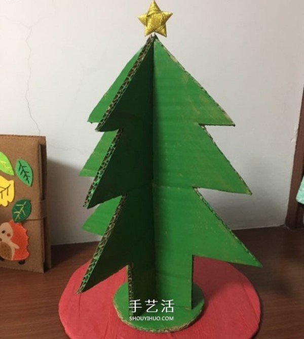 How to make a large three-dimensional Christmas tree from corrugated paper