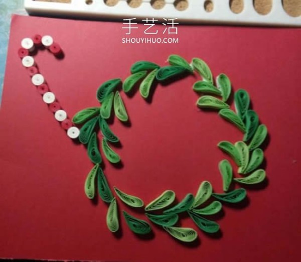 Tutorial on how to make handmade Christmas garland greeting cards from quilled paper