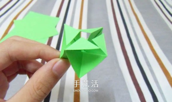 Tutorial on handmade origami flower holders can perfectly match Kawasaki roses