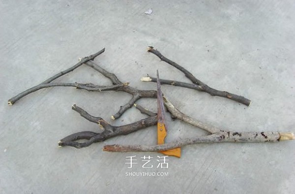 The method of making a wooden fork slingshot and the process of making a homemade wooden slingshot with an illustrated tutorial