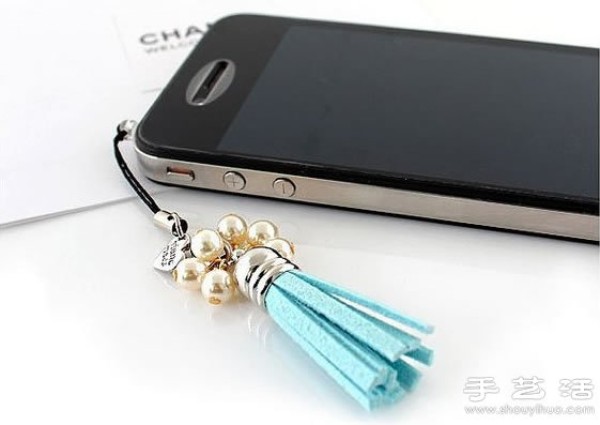 Handmade method of making mobile phone pendants with tassels