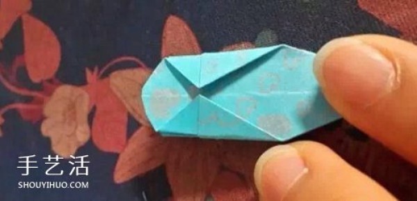 A piece of paper to fold a clover, the origami steps are very simple