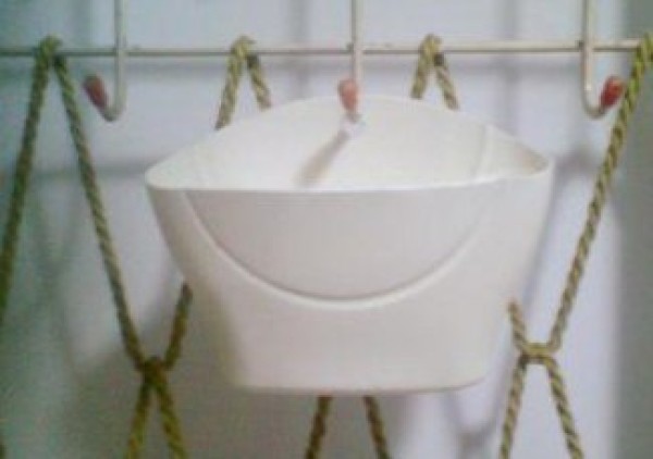 DIY automatic water-absorbing hanging basin for shampoo bottles