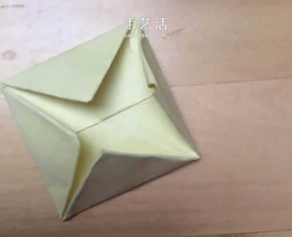 How to fold a spinning paper top with a simple flower-shaped top origami tutorial