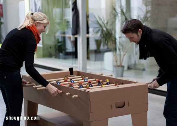 Using cardboard to make your own table football machine, the prerequisite is that you are ingenious enough! 